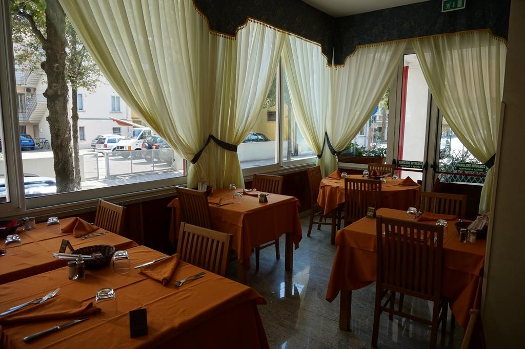 Hotel Flora ลินญาโน ซับเบียโดโร ภายนอก รูปภาพ